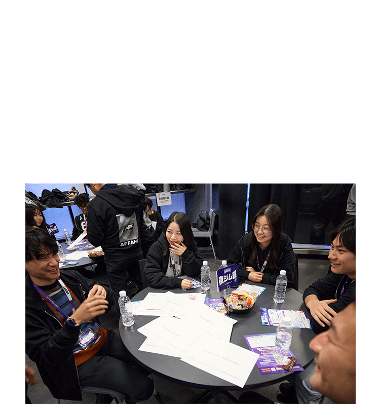 当日は、全国から集まった「朝ジム部」「夜ジム部」の会員さまが、それぞれのこだわりやモチベーションの保ち方、お気に入りの「遠征エニタイム（旅先や出張先での店舗利用）」など、エニタイムあるある話でテーブルを囲んで大盛り上がりしました。今回のファンミーティングではワークショップも実施。事前に全国の会員さまから募集したリアルな声をもとに、『朝ジム』と『夜ジム』の魅力をたっぷりと詰め込んだ「公式ポスター」を、共同制作しました。