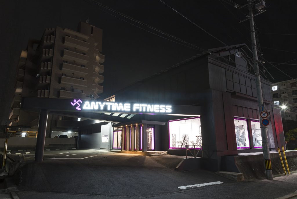 エニタイムフィットネス 高陽店：外観 夜