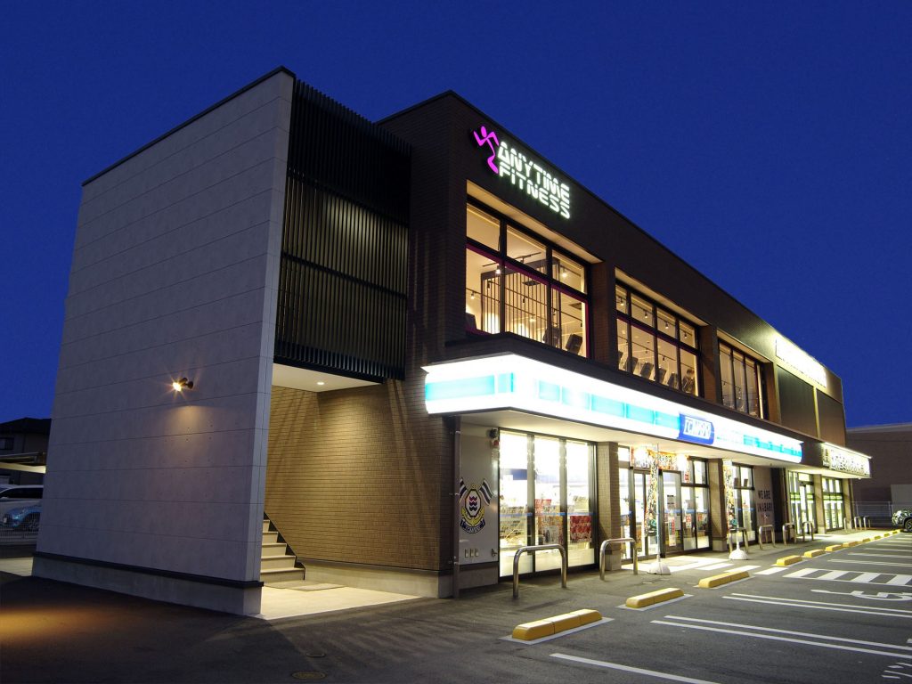 エニタイムフィットネス 今治別名店：店舗外観（夜）