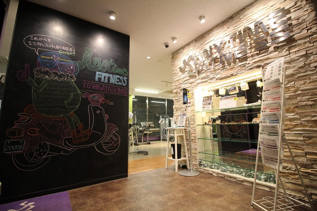 エニタイムフィットネス 越谷駅前店：エントランス（２Ｆ）