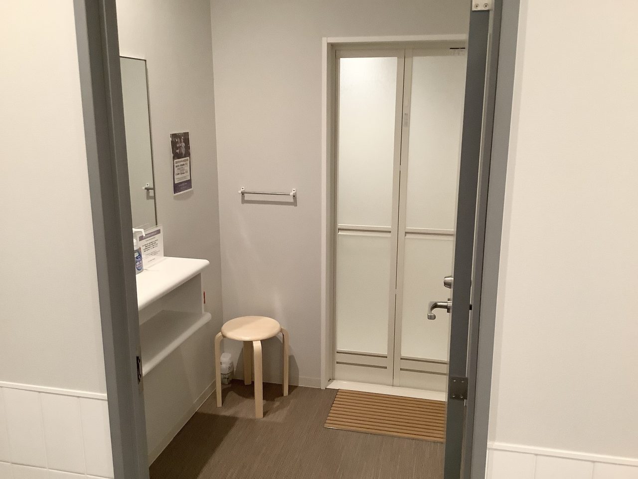 エニタイムフィットネス 岡津町店：シャワールーム(男性1,共用1,女性1)