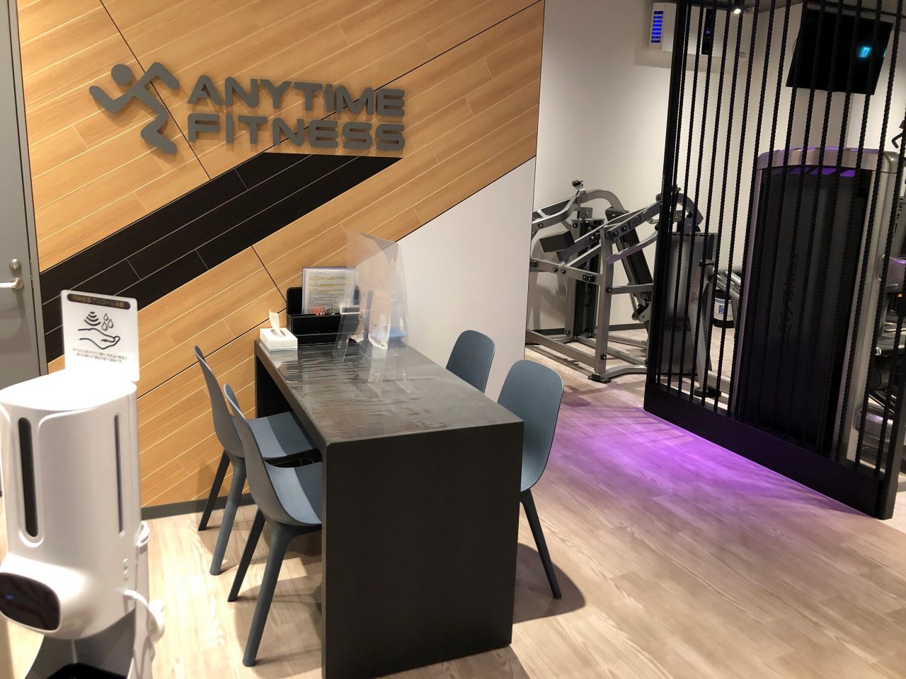 エニタイムフィットネス 登戸駅前店：ゲストロビー