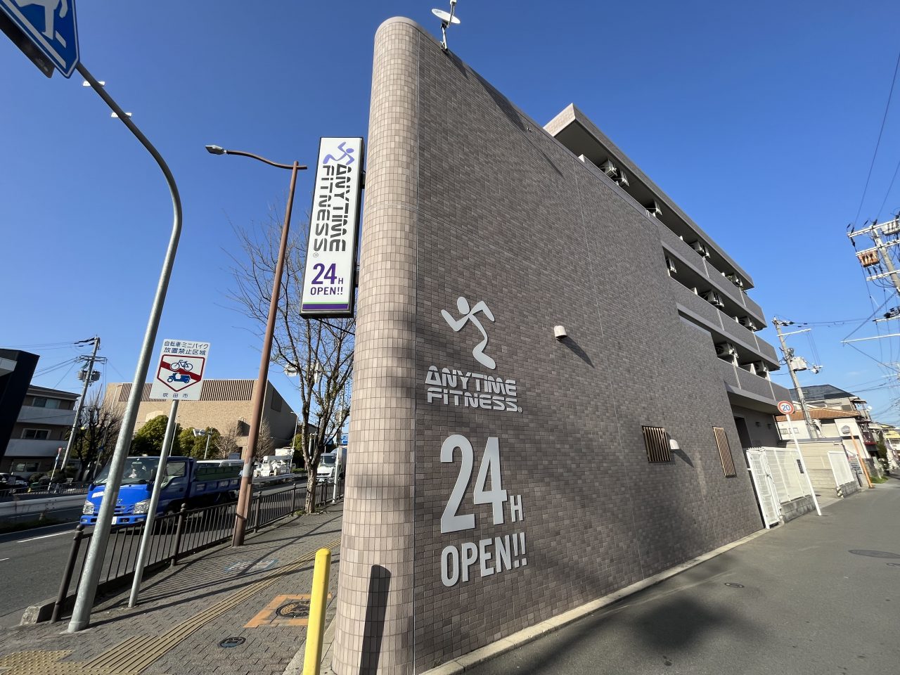 エニタイムフィットネス 阪急吹田駅前店:外観