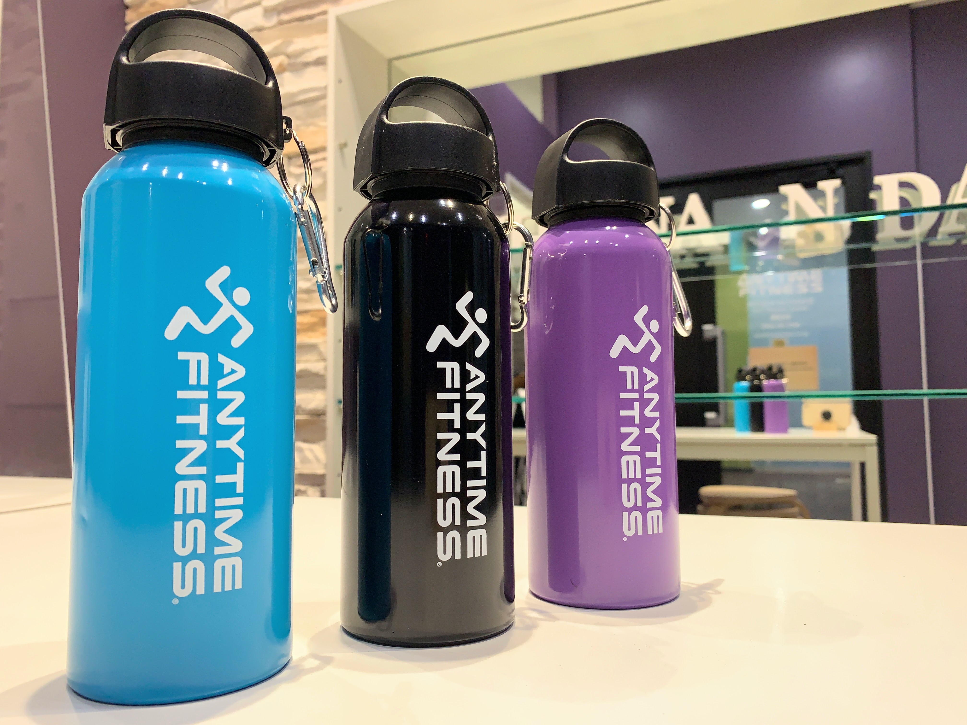 こんにちは！ エニタイムフィットネス青森サンロード店です😁 水素水サーバーボトルに 🟣マットパープル 🔵マットブルー 🌑マットグレー  の3色がNEWカラーとして加わりました✨ 以前までのボトルに比べ光沢が無い分カジュアルなカラーとなっております😎 水素水を新規ご 