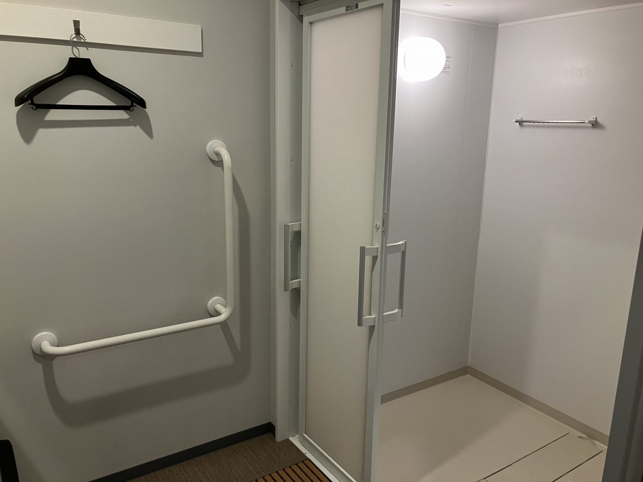 エニタイムフィットネス 福岡空港店:シャワールーム