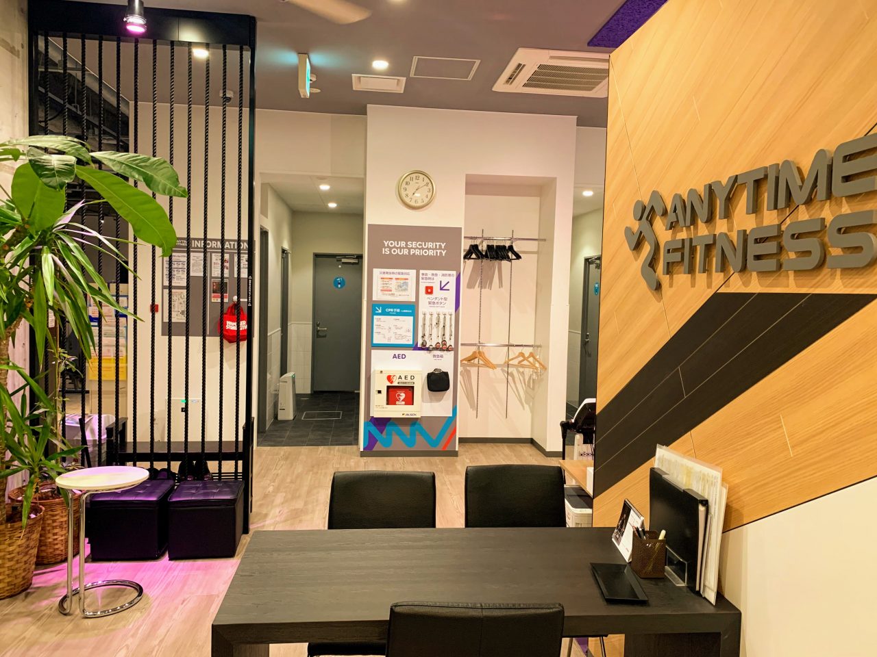 エニタイムフィットネス 西新宿店:エントランス