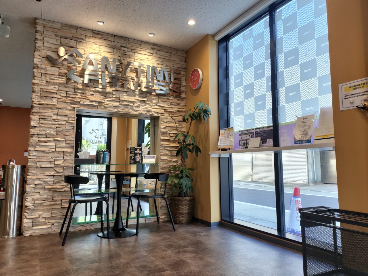 エニタイムフィットネス 大森町店：エントランス