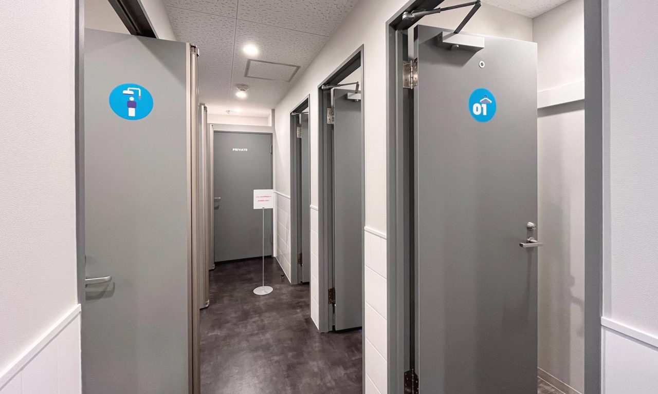 エニタイムフィットネス 関内店:シャワールーム・更衣室