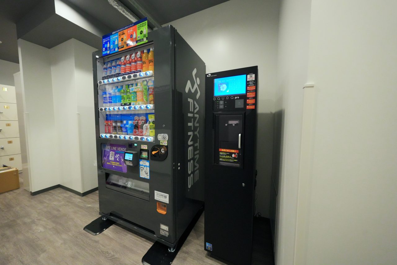 エニタイムフィットネス 麻布十番店：自販機 (現金支払のみ),水素水サーバー