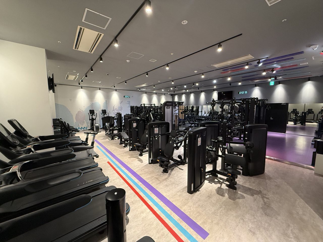 エニタイムフィットネス みなとみらい店：館内全体
