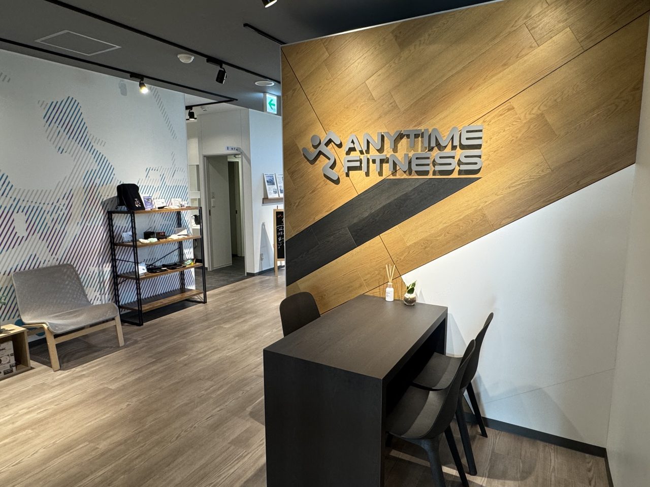 エニタイムフィットネス 村崎野NEILo店：メンバーロビー
