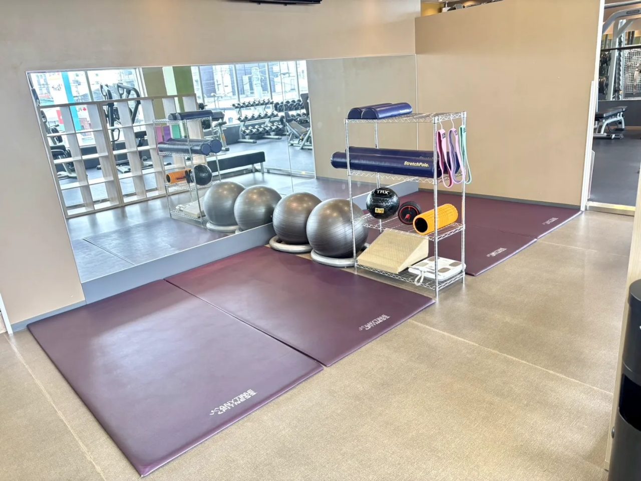 エニタイムフィットネス 宇宿店:ストレッチエリア