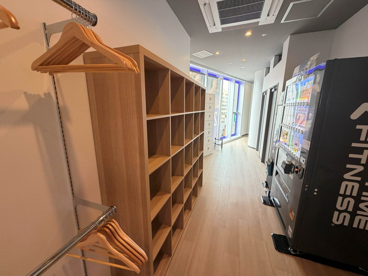 エニタイムフィットネス 本厚木店：メンバーロビー