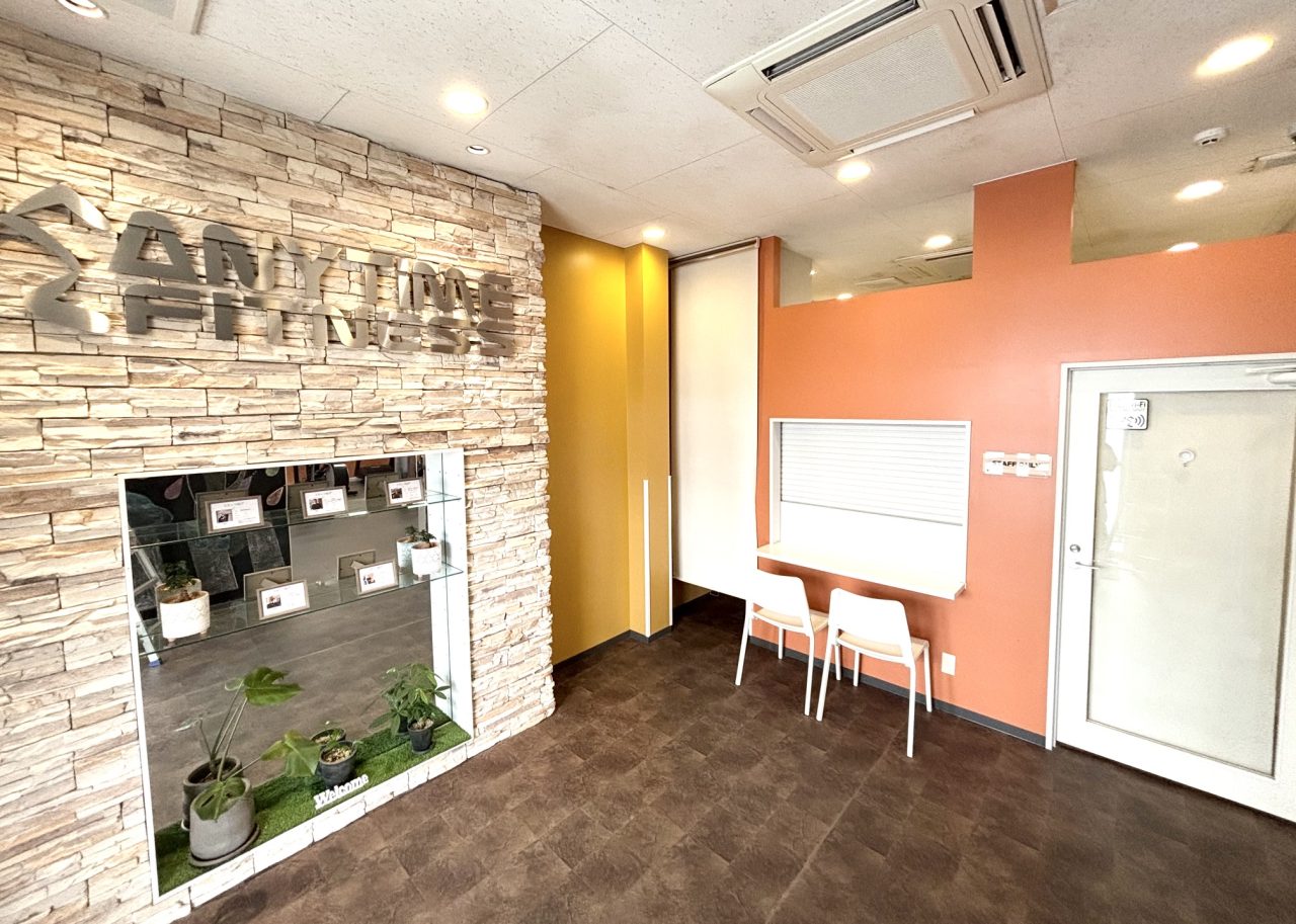 エニタイムフィットネス 宇宿店:エントランス&受付ロビー