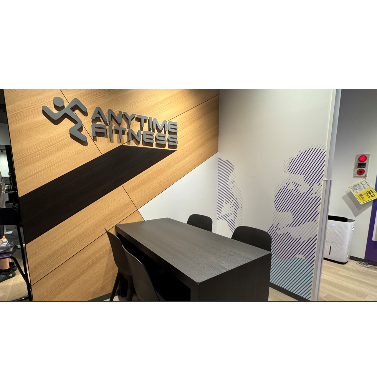 エニタイムフィットネス 草加店：メンバーロビー