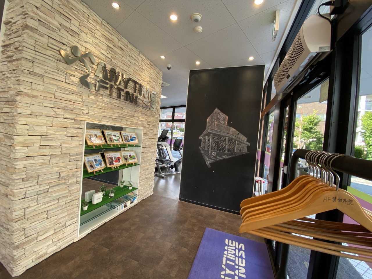 エニタイムフィットネス 箕面外院店：エントランス