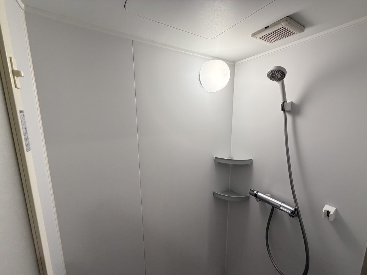 エニタイムフィットネス 芝浦店：シャワールーム(男性2室/女性2室)